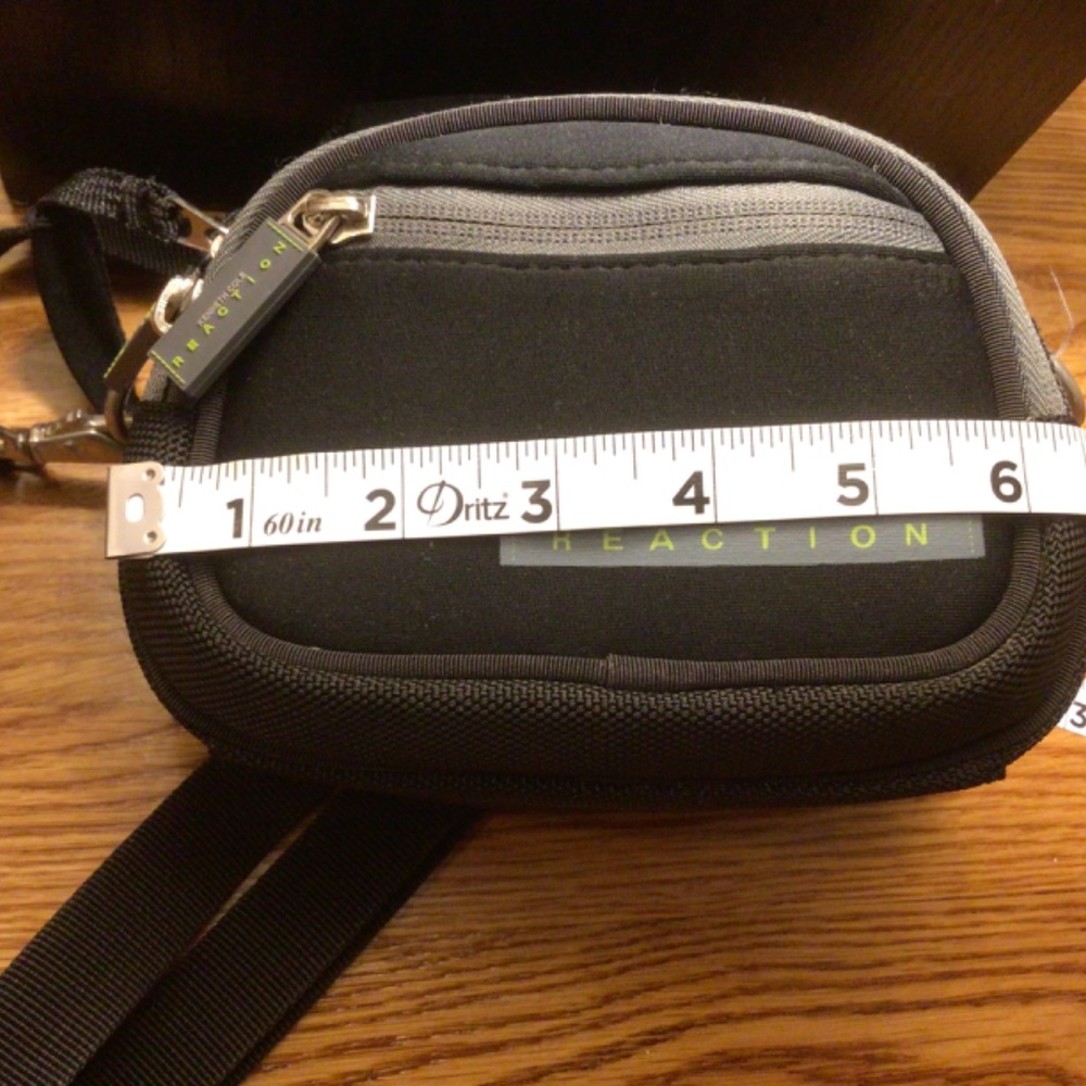 Kenneth Cole Reaction Camera Case - Picture 2 of 5